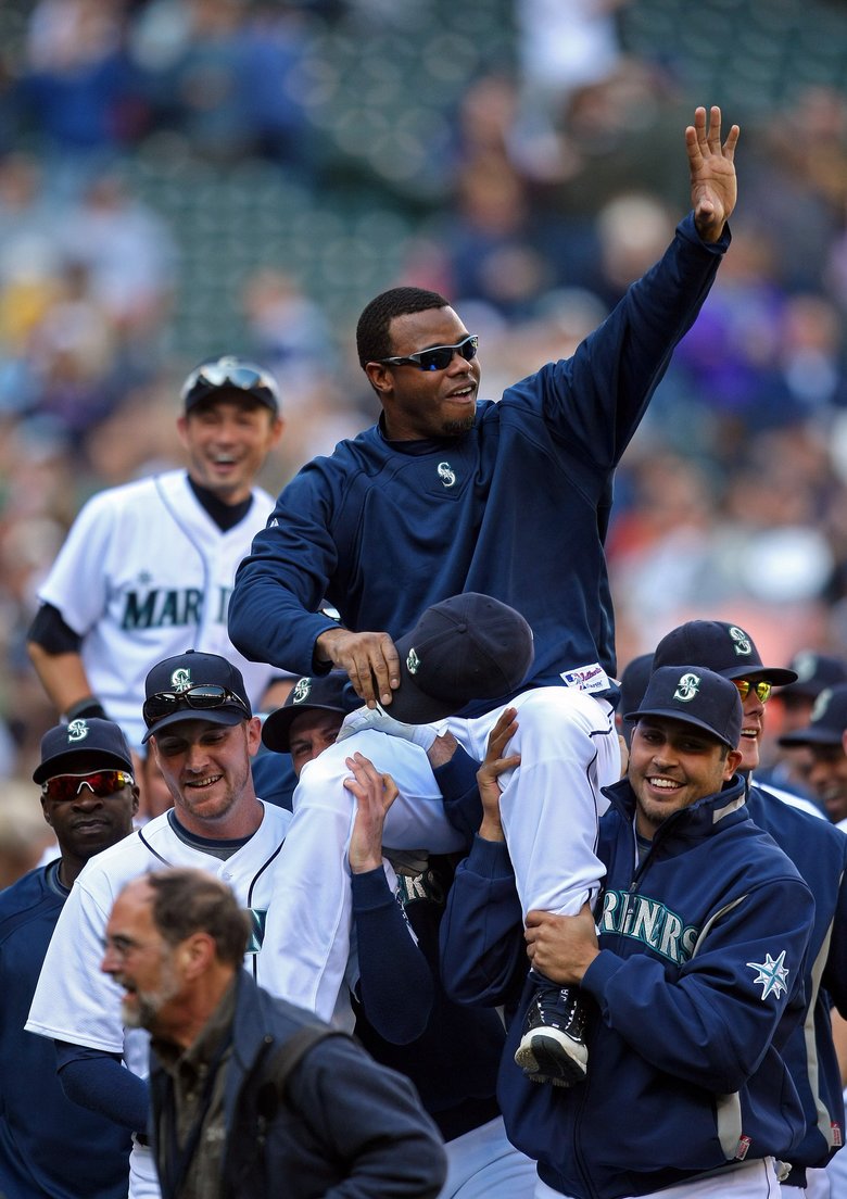 griffey and ichiro being carried off the field